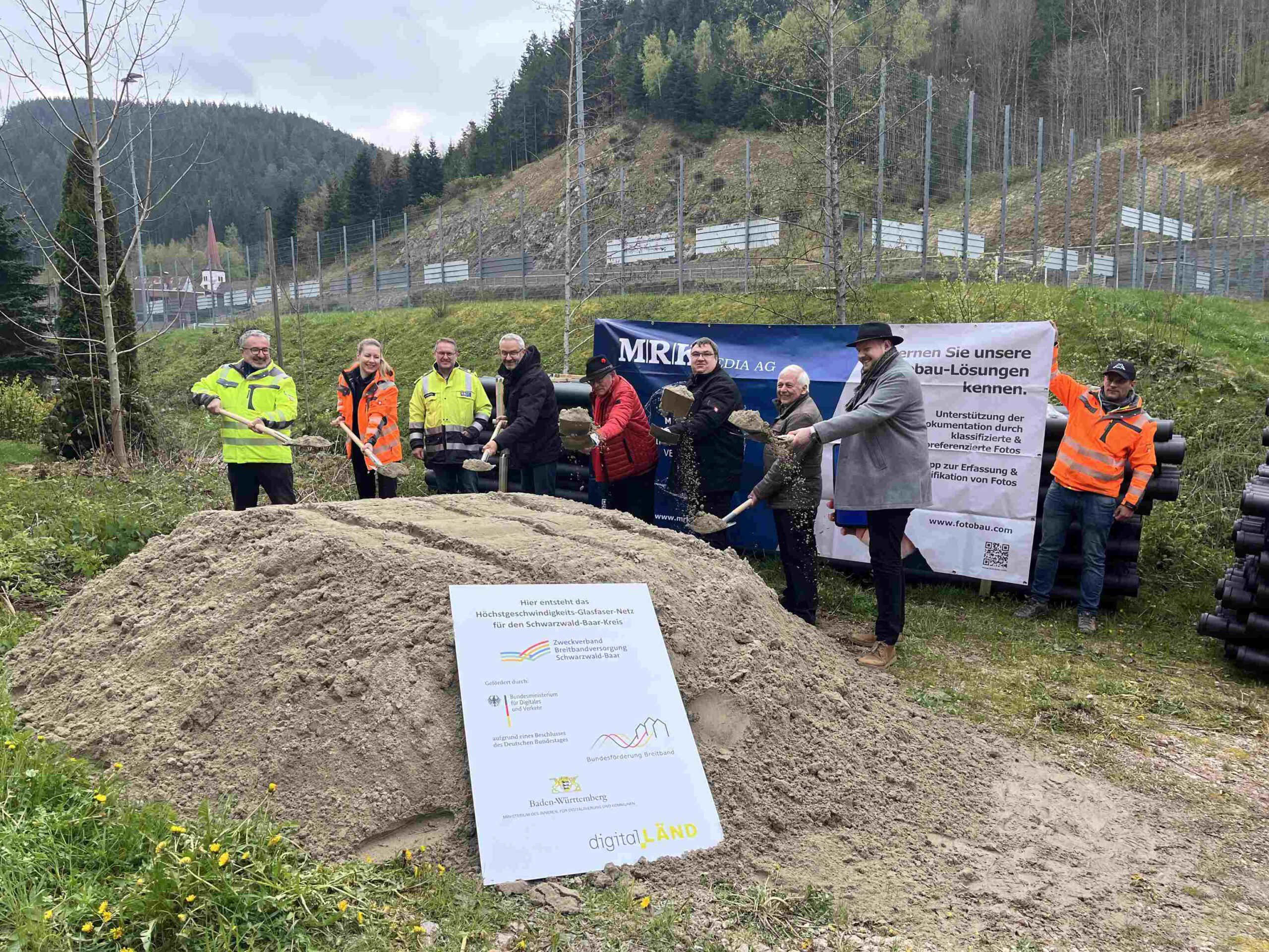 Spatenstich in Nußbach mit Vertretern der Baufirma, dem Planungsbüro, der Kommune Triberg und des Zweckverbands