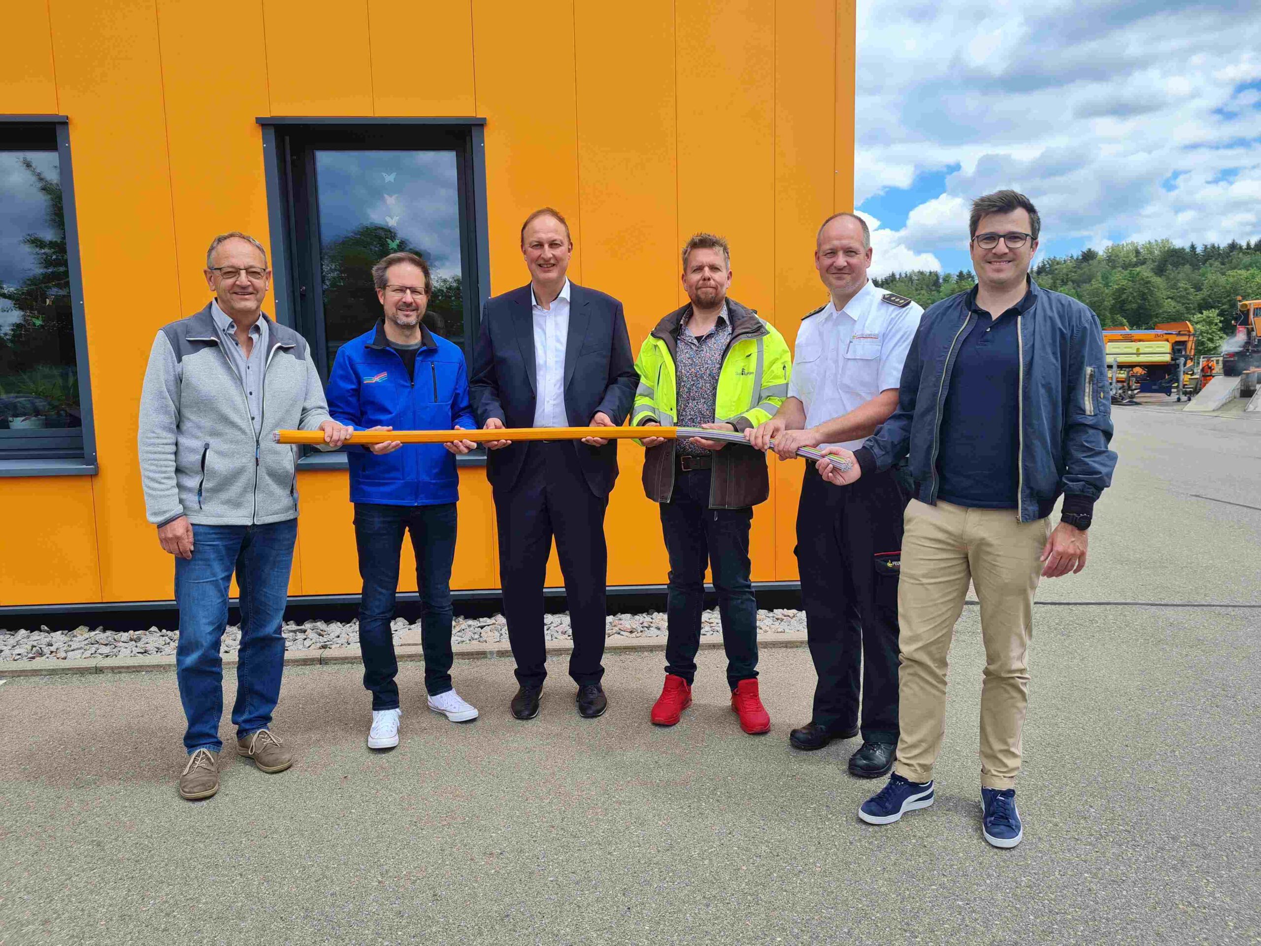 Einweihung des Glasfaseranschlusses der Straßenmeisterei mit Vertretern der Kommune Hüfingen, dem Kreisbrandmeister, dem Vertreter des Netzbetreibers und dem Zweckverband