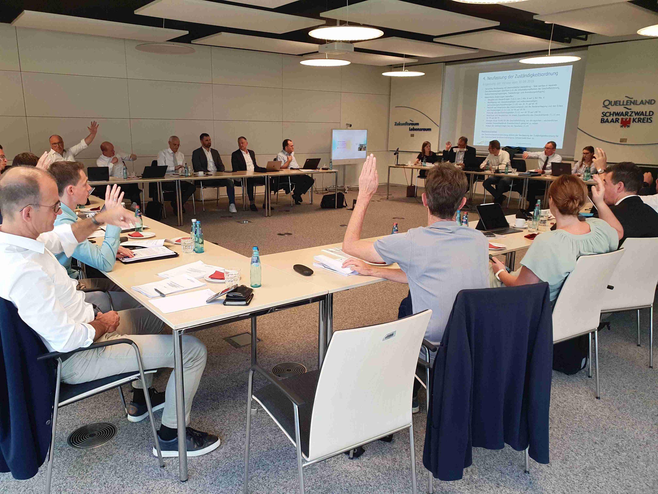 Abstimmung bei der Zweckverbandsversammlung. Alle stimmen zu