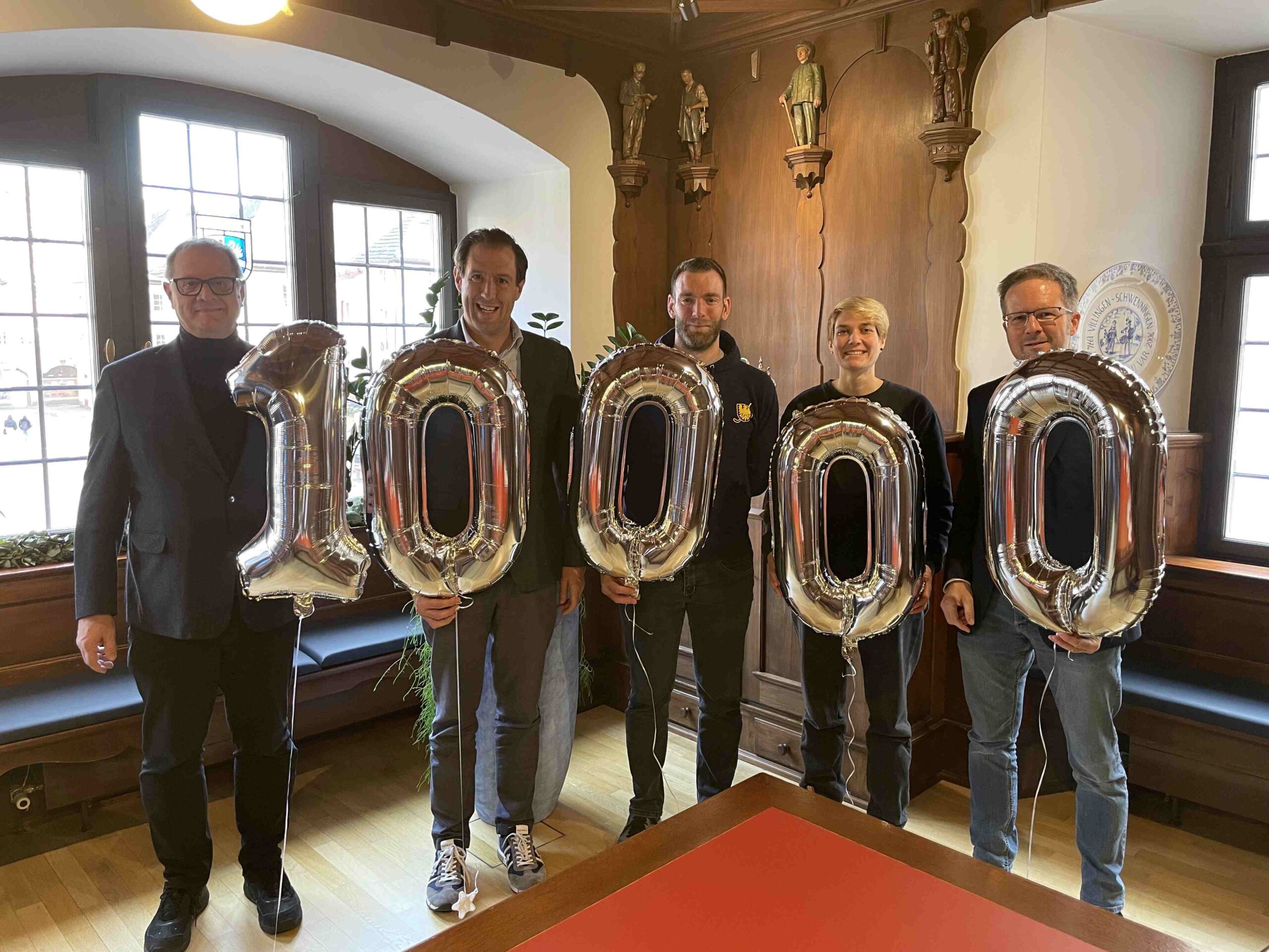 Der 10.000ste Stiegeler Kunde, der Hockeyclub Villingen, wird noch Oberbürgermeister Jürgen Roth, Netzbetreiber Felix Stiegeler und Zweckverbandsgeschäfstführer Jochen Cabanis mit Luftballons und einem Gutschein für ein Jahr Internetversorgung gekürt.