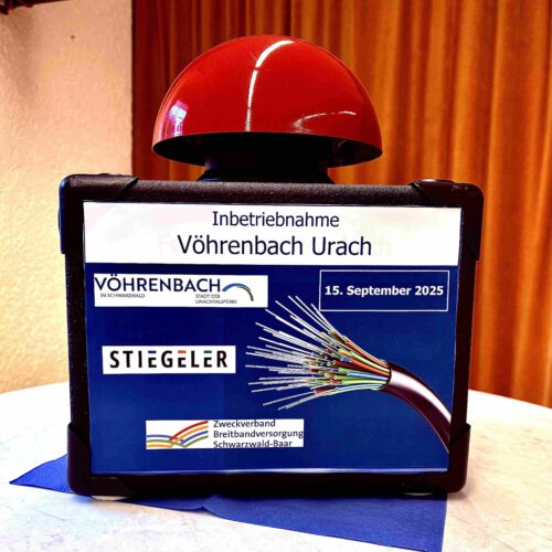 Ein großer Buzzer mit Beschriftung für die Inbetriebnahme des Glasfasernetzes in Urach