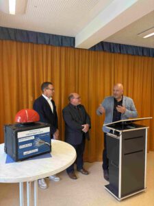 Ortsvorsteher Markus Dannecker dankt seinem Vorgänger, Martin Schneider, im Besein von Bürgermeister Heiko Wehle für seinen Einsatz beim Glasfaserausbau.