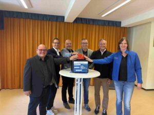 Das Glasfasernetz wird symbolisch von Landrat Sven Hinterseh, Bürgermeister Heiko Wehrle, dem ehemaligen Ortsvorsteher Martin Schneider, dem Ortsvorsteher Markus Dannecker, Uwe Fries vom Netzbetreiber Stiegeler und Zweckverbandssprecherin Katrin Merklinger mit einem Buzzer in Betrieb genommen.