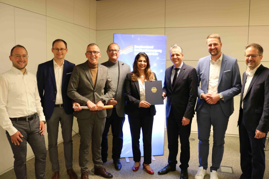 Kanzleramtsminister Thorsten Frei und Bundestagsabgeordnete Derya Türk-Nachbaur übergeben den Förderbescheid an Landrat Sven Hinterseh, VS-Oberbürgermeister Jürgen Roth Hüfingens Bürgermeister Micha Bächle, Mönchweilers Hauptamtsleiter Sebastian Duffner, Hüfingens Bürgermeister Patrick Haas und Zweckverbandsgeschäftsführer Jochen Cabanis